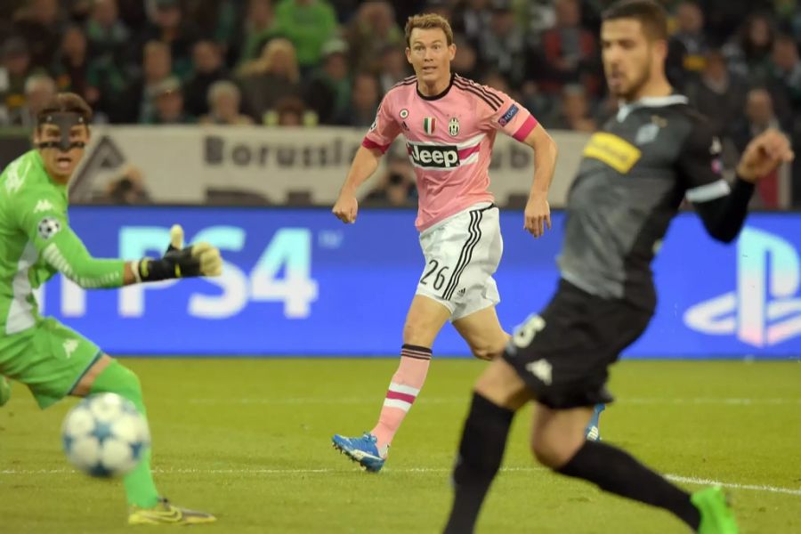 Stephan Lichtsteiner für einmal als Gegner von Yann Sommer (links). Hier trifft er 2015 in der Champions League für Juve gegen Gladbach.