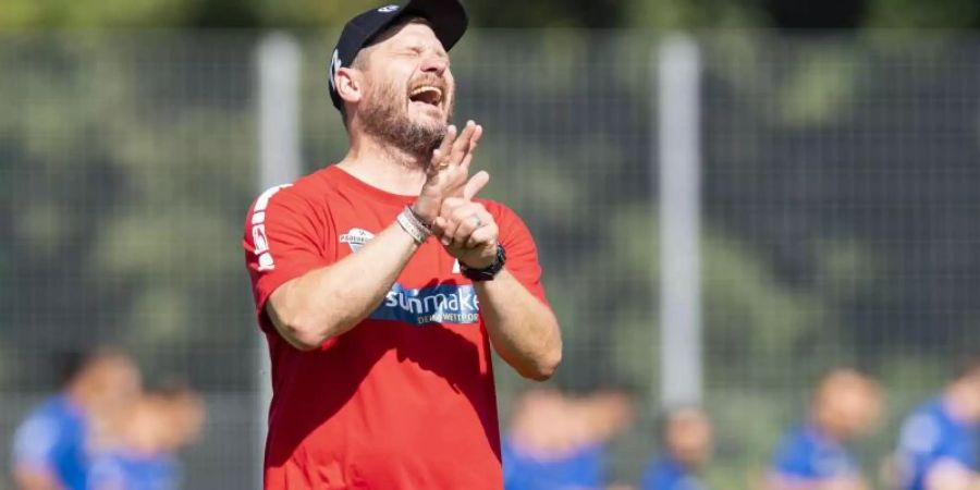 Findet die Arbeit am Ball wichtig: Paderborns Trainer Steffen Baumgart. Foto: Guido Kirchner/dpa