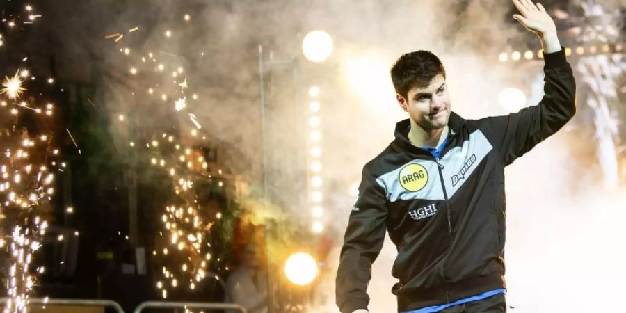 Dimitrij Ovtcharov kommt zum Spiel gegen die Nummer eins Fan Zhendong in die Halle. Foto: Swen Pförtner/dpa