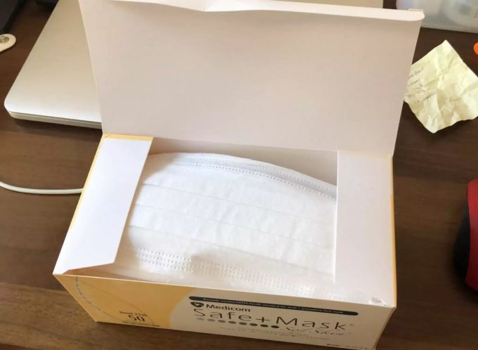 Ka Kis Schwester aus Hongkong musste nun ihre letzte Box von Schutzmasken öffnen. Schutzmasken