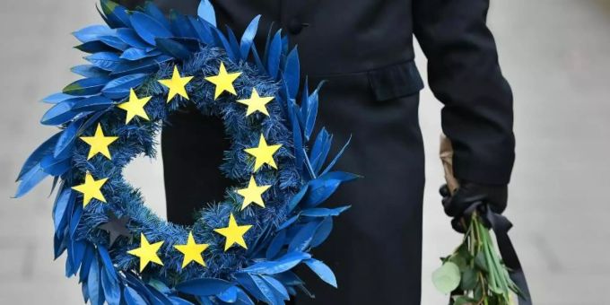 Ein als Leichenbestatter verkleideter Mann trägt einen Kranz mit 11 anstatt der bisher 12 Sterne der EU-Flagge über den Parlamentsplatz in London. Foto: Dominic Lipinski/PA Wire/dpa Brexit