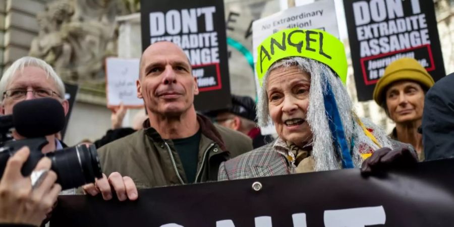 Griechenlands Ex-Finanzminister Varoufakis und die Designerin Westwood bei der Demonstration