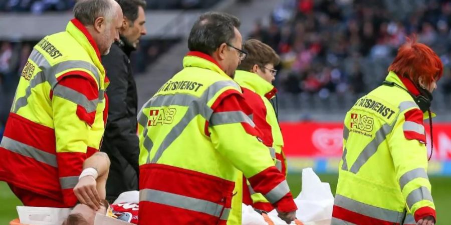 Kölns Rafael Czichos musste verletzt vom Platz getragen werden. Foto: Andreas Gora/dpa