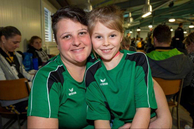 Leona (r) ist die grösste Fanin ihrer Mutter Tina Widmer (l/«Bad Girls with Boys").