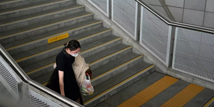 Passagierin am Bahnhof von Macheng in der Provinz Hubei