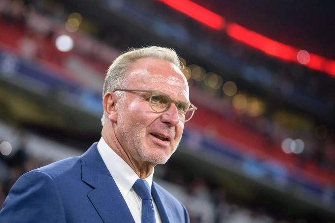 Bayern-Vorstandschef Karl-Heinz Rummenigge hat nach dem eindrucksvollen Sieg des FC Bayern München beim FC Chelsea ein Signal für eine längere Zusammenarbeit mit Hansi Flick als Cheftrainer gegeben. karlheinz Rummenigge Bayern München