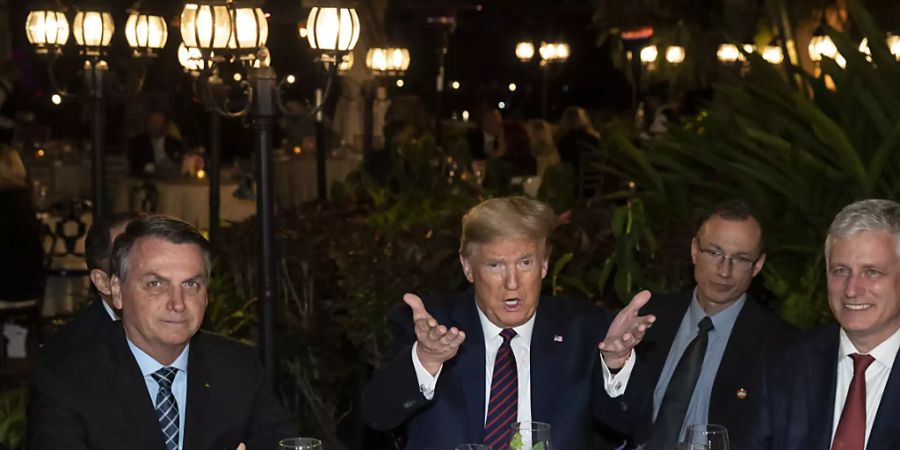 Der brasilianische Präsident Bolsonaro (l) hat mit US-Präsident Trump in Florida an einem Essen teilgenommen. Mit dabei war auch Bolsonaros Kommunikationschef (nicht im Bild), der inzwischen an Covid-19 erkrankt ist.
(Bild vom Samstag, 7. März)