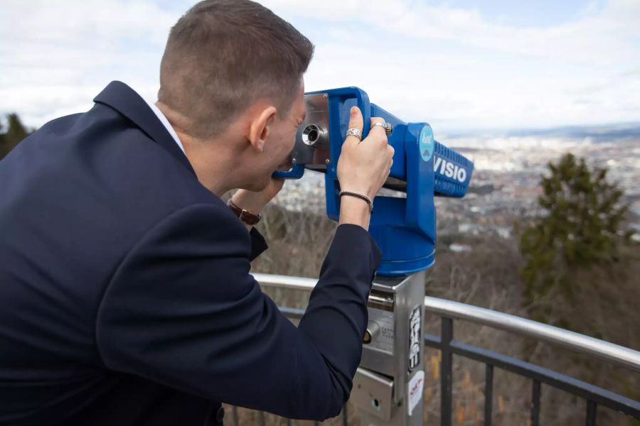 Christian Fassnacht geniesst die Aussicht auf dem Uetliberg.