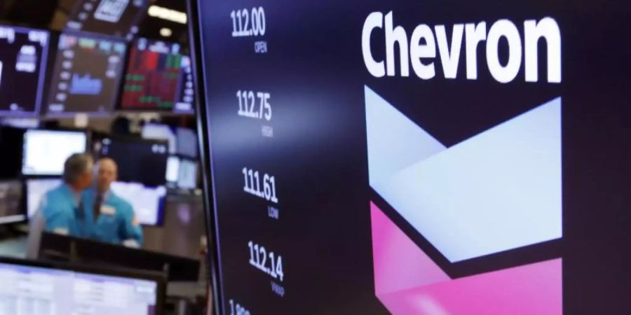 Das Logo von Chevron über einem Handelsposten auf dem Boden der New York Stock Exchange. Foto: Richard Drew/AP/dpa