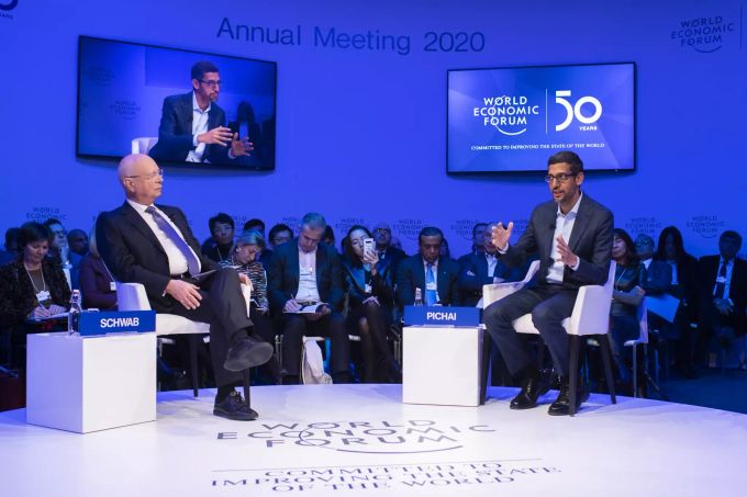 Sundar Pichai, CEO von Google und Alphabet, spricht am WEF mit Klaus Schwab, Gründer des WEF. wef
