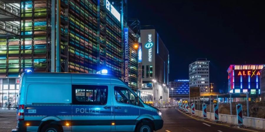 Ein Polizeiauto sperrt die Grunerstrasse in Berlin ab. Foto: Christophe Gateau/dpa