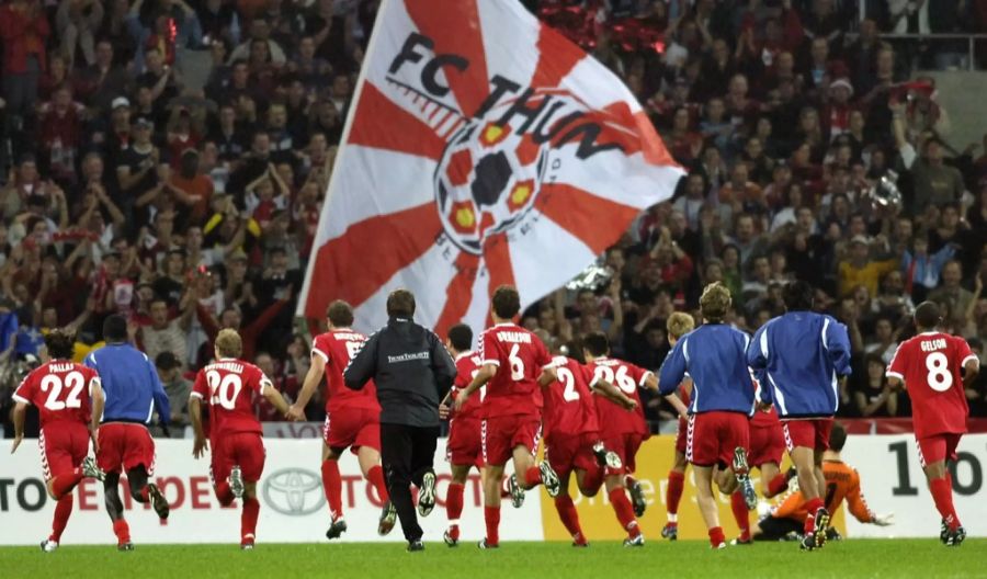 Die Spieler des FC Thun feiern den CL-Einzug mit ihren Fans.