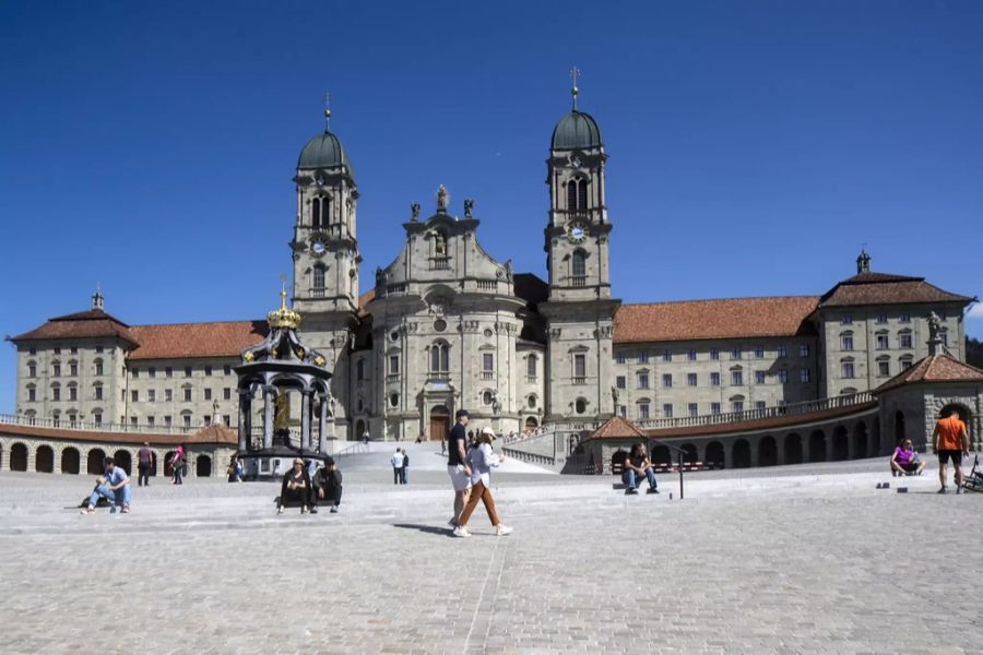 Menschen vor dem Kloster Einsiedeln am Karfreitag – auch hier: Menschenansammlungen finden sich keine.