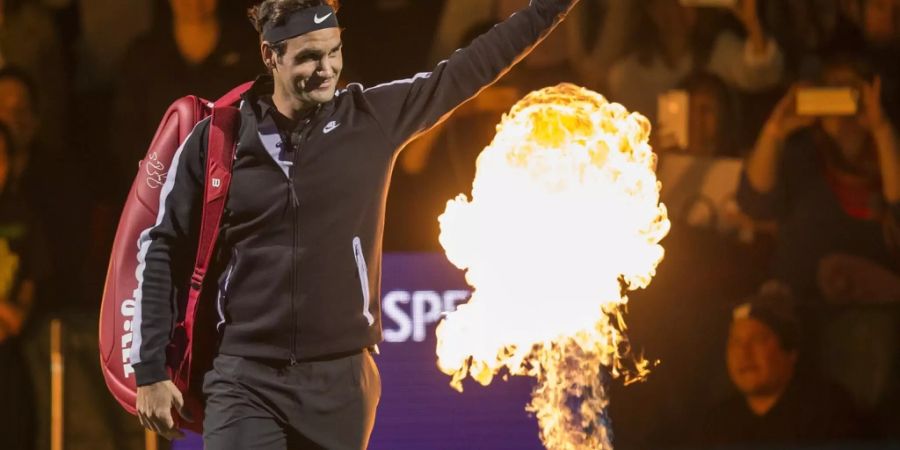 Roger Federer winkt 2017 beim Match for Africa dem Publikum zu.