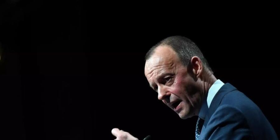 Friedrich Merz gibt seinen Aufsichtsratsjob bei Blackrock auf - lässt eine Kandidatur bei der Bundestagswahl im kommenden Jahr aber weiterhin offen. Foto: Angelika Warmuth/dpa