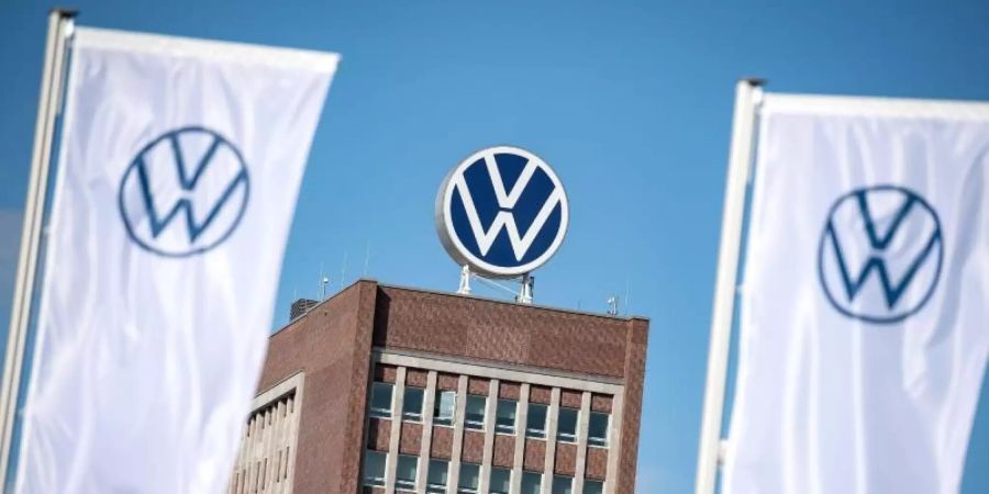 Das VW-Verwaltungshochhaus auf dem Konzerngelände in Wolfsburg. Foto: Sina Schuldt/dpa