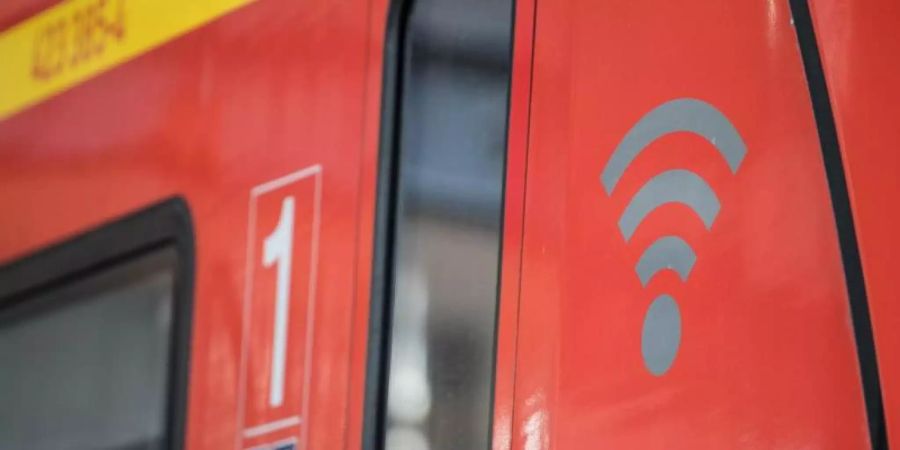 Laut Fahrgastverband Pro Bahn ist die Verfügbarkeit von kostenfreiem WLAN auf Regionalbahn-Strecken unzureichend. Foto: Fabian Sommer/dpa