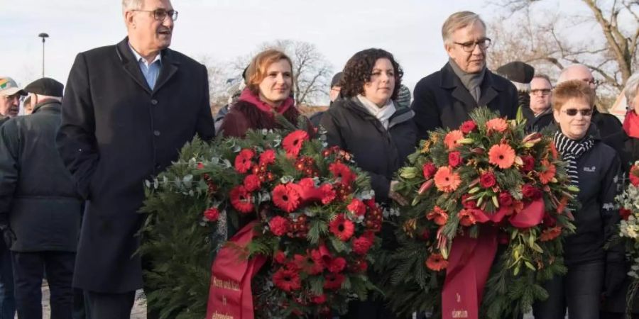 Die Linke-Bundesvorsitzenden Bernd Riexinger (l-r) und Katja Kipping sowie die Fraktionschefs Amira Mohamed Ali und Dietmar Bartsch auf der Gedenkstätte der Sozialisten in Berlin-Friedrichsfelde. Foto: Jörg Carstensen/dpa
