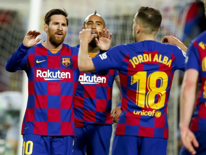 Die Stars des FC Barcelona müssen künftig kleinere Brötchen backen. FC Barcelona
