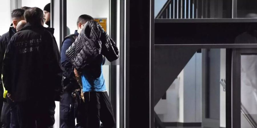 Der mutmassliche Täter wird nach der tödlichen Attacke auf Fritz von Weizsäcker von Polizisten abgeführt. Foto: Paul Zinken/dpa
