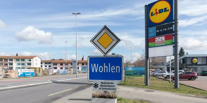 Einfahrtsstrasse Richtung Wohlen. Einfahrtsstrasse Richtung Wohlen.