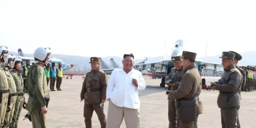 Nordkoreas Machthaber Kim mit Militärs