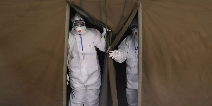 Viele neue Infektionen mit dem Coronavirus: Medizinisches Personal bei der Arbeit in einem Zelt in der kosovarischen Hauptstadt Pristina. (Archivbild) coronavirus