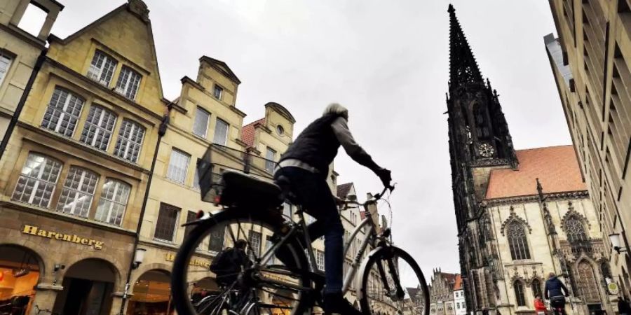 Zu den 15 entspannten Städten in Europa, die der Reiseverlag DuMont ausgewählt hat, zählt auch die Fahrrad-Stadt Münster. Foto: Oliver Berg/dpa