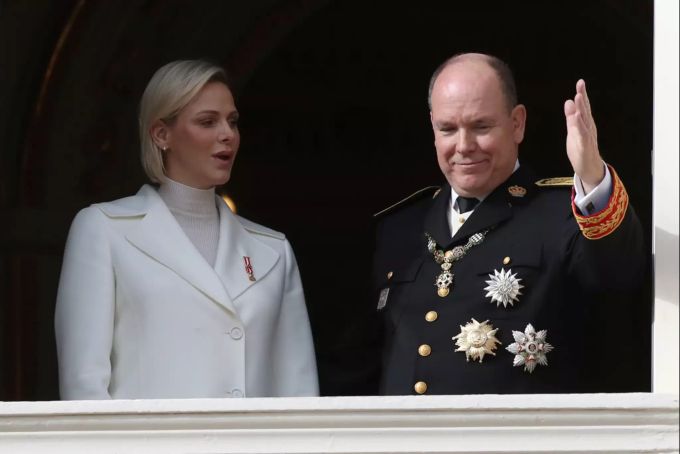 Fürst Albert II. von Monaco steht mit seiner Frau Fürstin Charlene von Monaco während der Zeremonie zum Nationalfeiertag auf einem Balkon. Fürst Albert II. von Monaco ist positiv auf das Virus Sars-CoV-2 getestet worden. Coronavirus - Frankreich