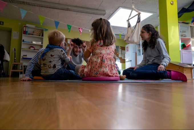 Die verbliebenen Kinder werden so gut wie möglich von der momentanen Situation abgelenkt.
