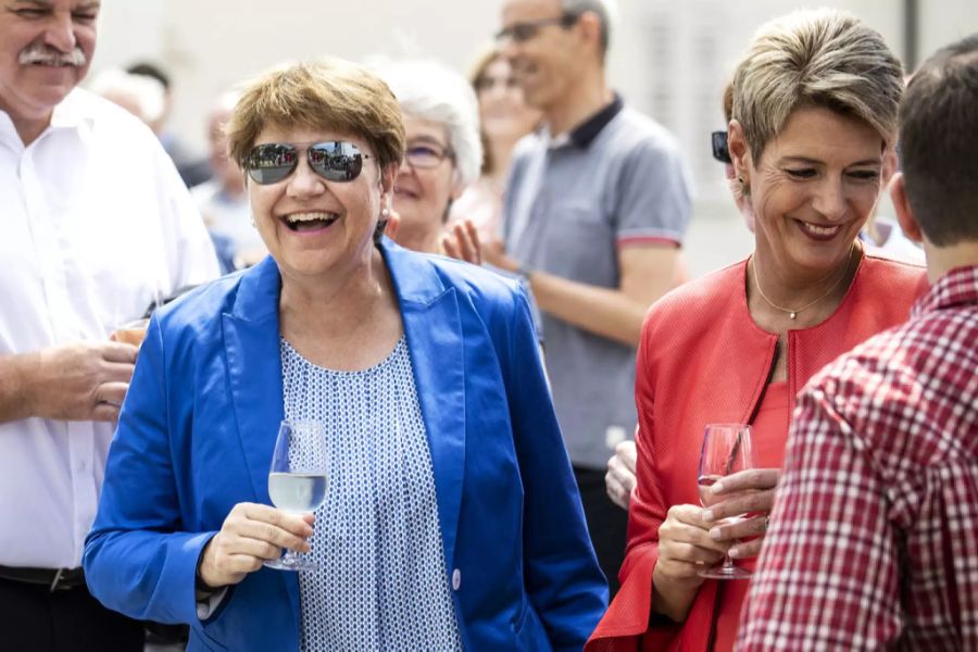 Bundesraetin Viola Amherd und Bundesraetin Karin Keller-Sutter, von links, beim Apero mit der Bevoelkerung, waehrend einer Bundesratsreise in die Zentralschweiz, am Donnerstag, 4. Juli 2019, in Schwyz.