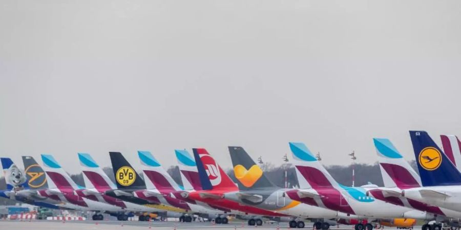 Zahlreiche Flugzeuge diverser Gesellschaften auf dem Vorfeld des Düsseldorfer Flughafens. Foto: Marcel Kusch/dpa