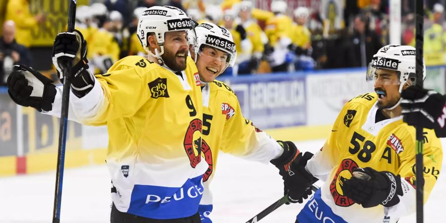 Jan Mursak (l.) bringt den SCB gegen den HC Davos mit 1:0 in Führung.