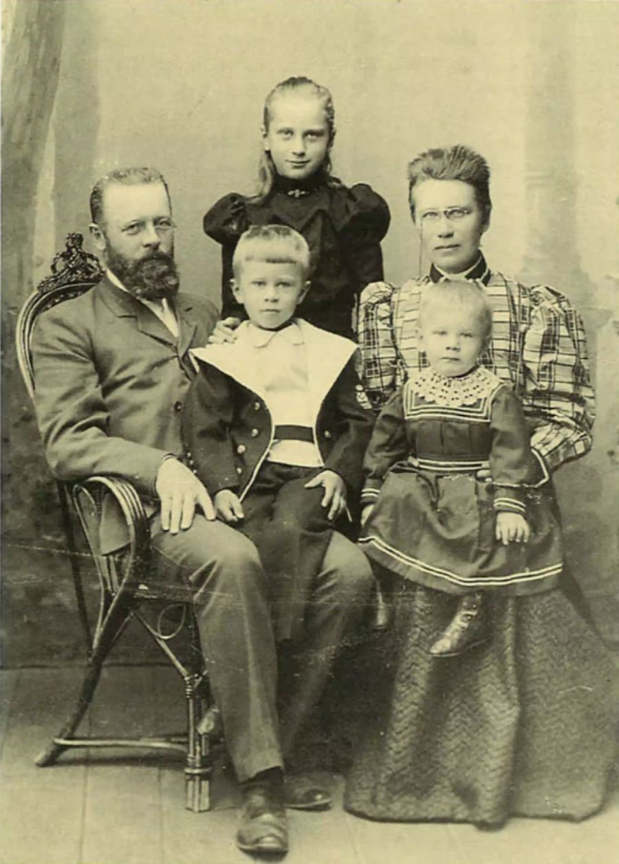 Die Familie Hagelin, von links nach rechts: Vater Karl, Boris, Anna, Wolodja und Mutter Hilda.