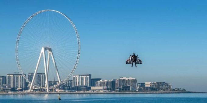 Dubai - Französischer «Jetman» stellt mit Flugmanöver in Dubai neuen Rekord auf