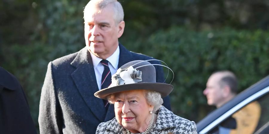 Die britische Königin Elisabeth II. und ihr Sohn Prinz Andrew.