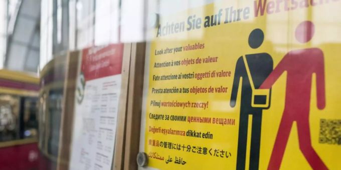 Ein Hinweisplakat warnt auf dem Bahnhof Alexanderplatz in mehreren Sprachen vor Taschendiebstahl. Foto: Christophe Gateau/dpa