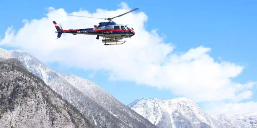 In Hallstatt nahe des Dachsteins landet ein Rettungshubschrauber. Foto: Matthias Lauber/APA/dpa