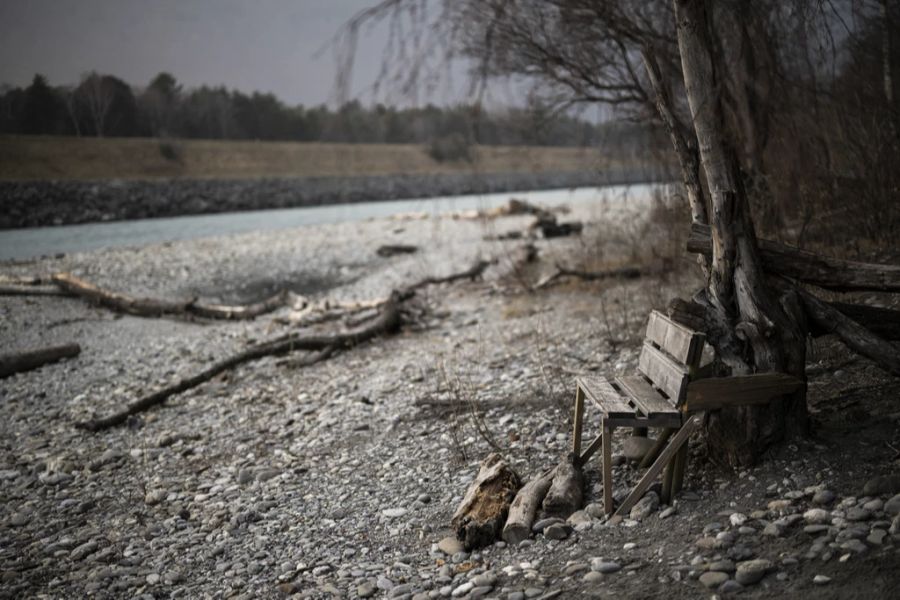 Auch der Rhein führt wegen des fehlenden Niederschlags wenig Wasser.