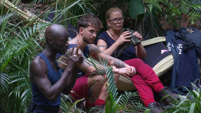 Papis versucht im Dschungelcamp zu schlichten. Dschungelcamp