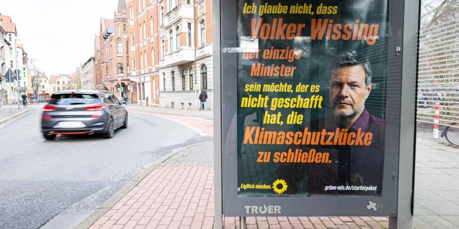 Ein gefälschtes Plakat der Partei Bündnis 90/Die Grünen an einer Bushaltestelle im Stadtteil Linden in Hannover. Wegen der Aktion hat die Partei Strafanzeige gestellt.
