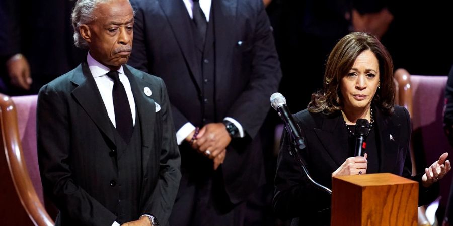 Bürgerrechtler Al Sharpton (l) und US-Vizepräsidentin Kamala Harris nehmen an der Trauerfeier für Tyre Nichols teil.