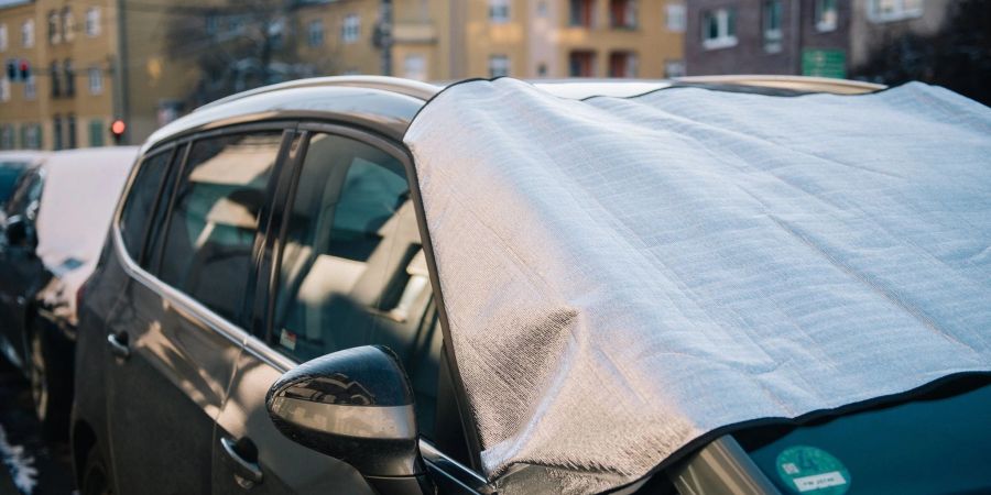 Wer seinen Arbeitsweg unterbricht, um eine Frostschutz-Abdeckung am Auto anzubringen, kann im Unglücksfall nicht auf den Schutz der gesetzlichen Unfallversicherung setzen.