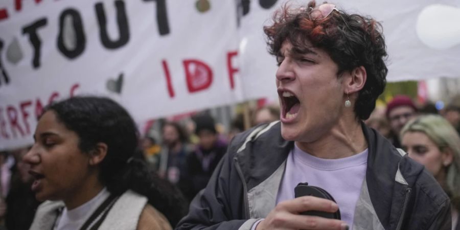 dpatopbilder - Demonstranten skandieren während einer Kundgebung in Paris Slogans gegen die Erhöhung des Rentenalters. Foto: Christophe Ena/AP/dpa