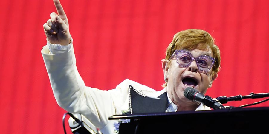 ARCHIV - Elton John tritt während seiner «Farewell Yellow Brick Road»-Tour 2022, im Citizens Bank Park in Philadelphia auf. Zum Jahrestag des russischen Angriffskriegs hat Popstar Elton John seine Unterstützung von HIV-Infizierten in der Ukraine erneuert. Seine Stiftung Elton John Aids Foundation werde dem staatlichen HIV-Programm neue Spenden zukommen lassen. Foto: Matt Rourke/AP/dpa