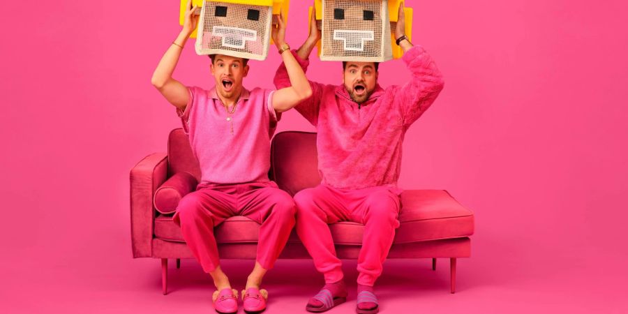 Enttarnt: Timo Neitzel (39) und Lukas Klaschinski (42) nehmen als «Max» und «Jakob» den Podcast «Beste Freundinnen» auf.