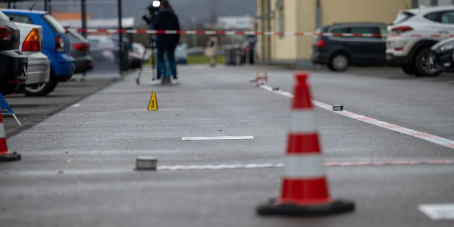 Rund 40 Menschen haben vor einer Trierer Diskothek auf Polizeibeamte eingeschlagen.