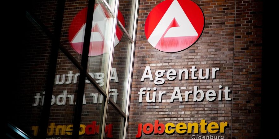 In den Arbeitsmarkt könnte weiter Bewegung kommen - denn viele Beschäftigte können sich einen Jobwechsel vorstellen.