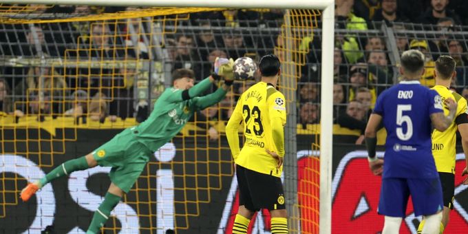 Gregor Kobel hält gegen Chelsea die Null für den BVB fest. BVB