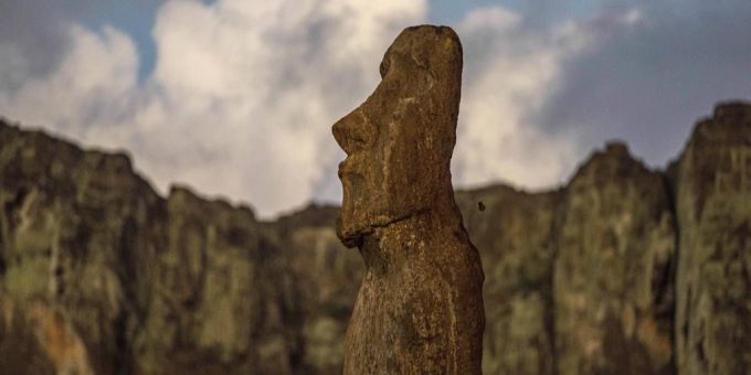 Eine Moai-Steinstatue wurde auf der Osterinsel entdeckt. Steinstatue auf Osterinsel entdeckt.